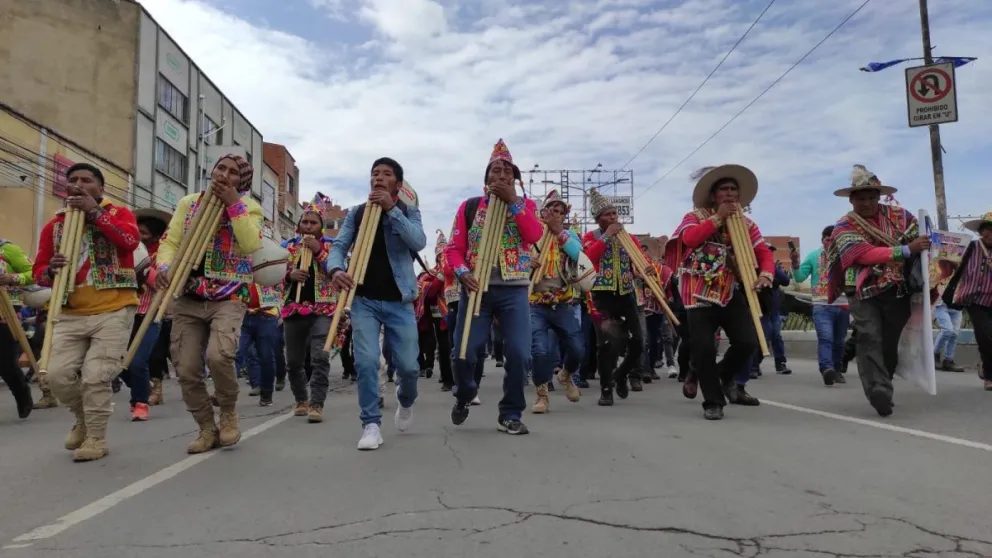 Una de las delegaciones que arribó a la ciudad de El Alto, este viernes. Foto: Cuenta de X del ministro Eduardo Del Castillo