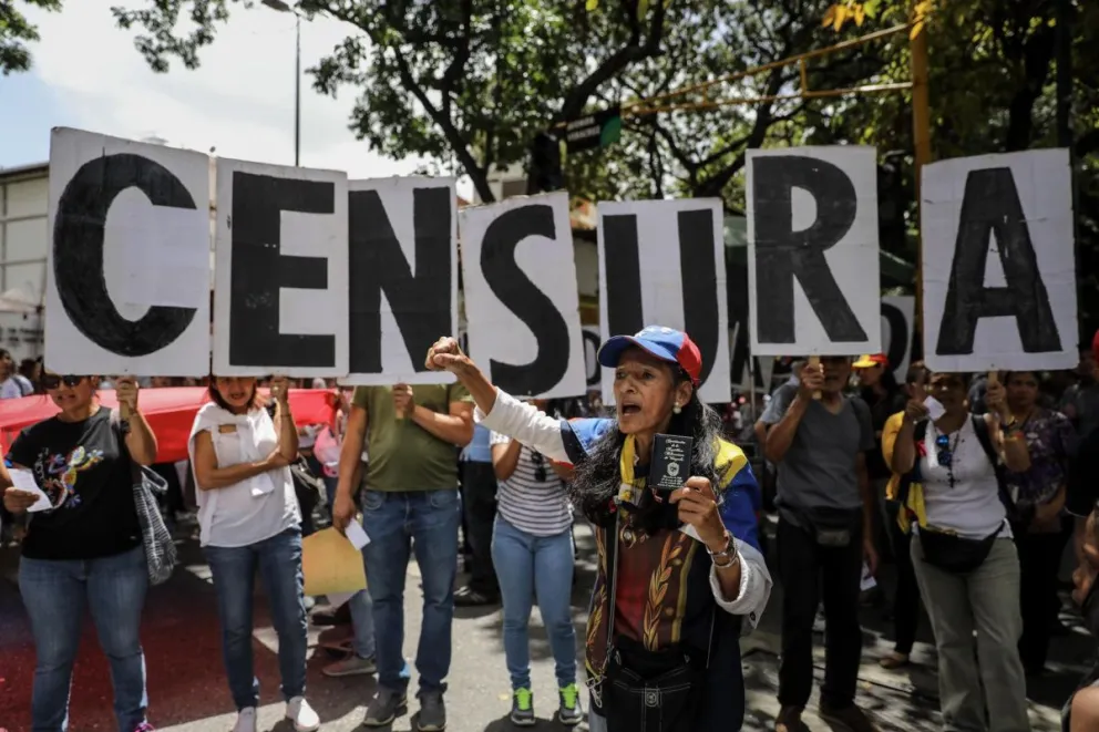 Opositores se manifiestan en favor de la libertad de prensa en Caracas. Foto: EFE