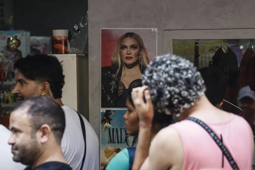 Fotografía que muestra mercancía en venta alusiva a la artista estadounidense Madonna en Río de Janeiro (Brasil).  Foto: EFE