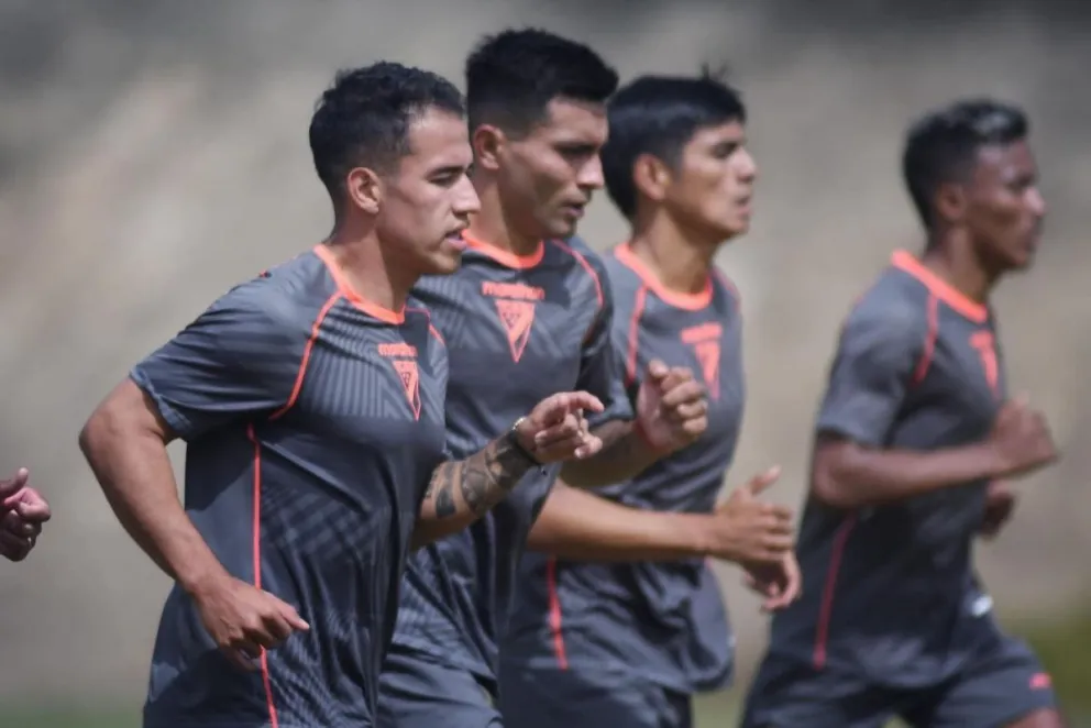 Jugadores del cuadro de El Alto en pleno entrenamiento. Foto: Always Ready.