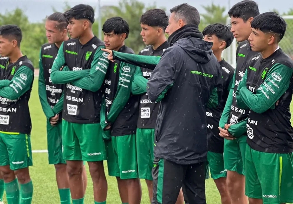 Pablo Escobar (de espaldas) conversa con sus jugadores en uno de los últimos entrenamientos. Foto: FBF