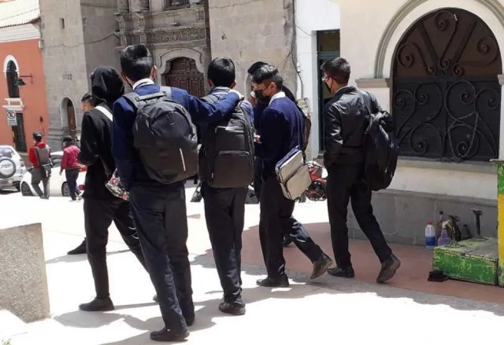Un grupo de estudiantes en la ciudad de Potosí. Foto. Correo del Sur.
