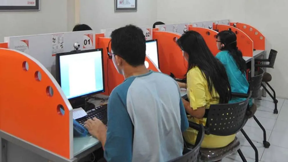 Estudiantes en una sala con Internet realizan trabajos. Foto: ABI