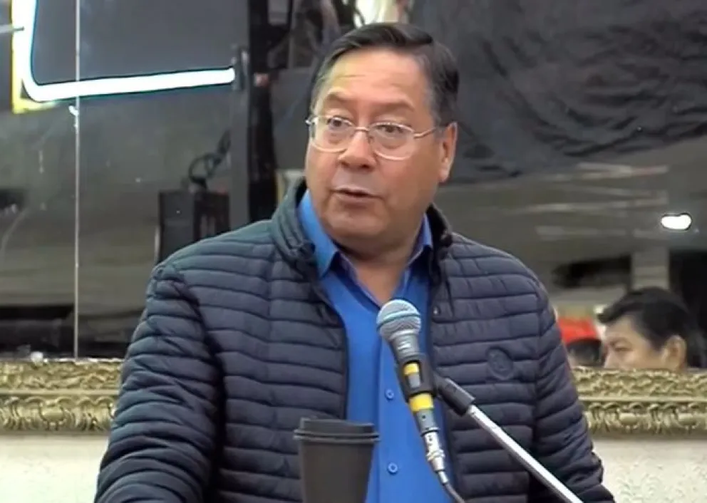 El presidente Luis Arce se dirige a los asistentes al acto del 88 aniversario de la Confederación de Choferes de Bolivia. Foto: Captura