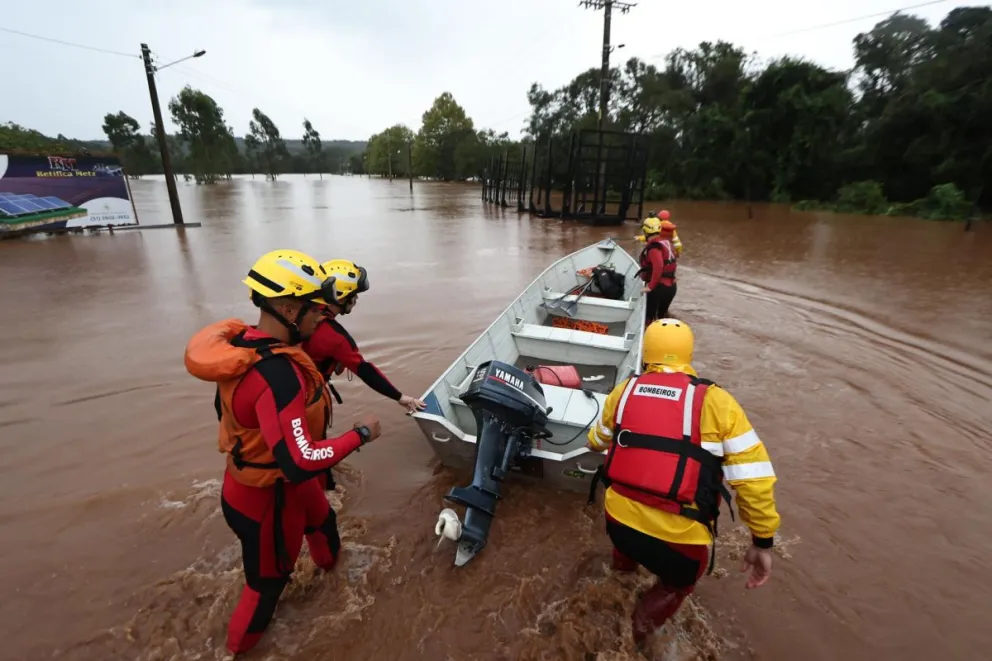 Miembros de instituciones de rescate buscan personas entre las inundaciones que esta semana azotaron Rio Pardinho (Brasil). Foto: Cedida a EFE por el Gobierno Río Grande Do Sul