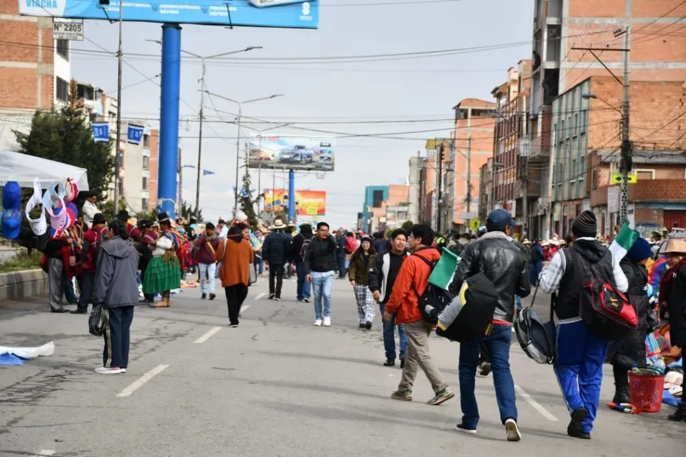 La avenida Juan Pablo Segundo fue cerrada ayer por el congreso masista, y tiene amplia presencia policial. Foto: APG