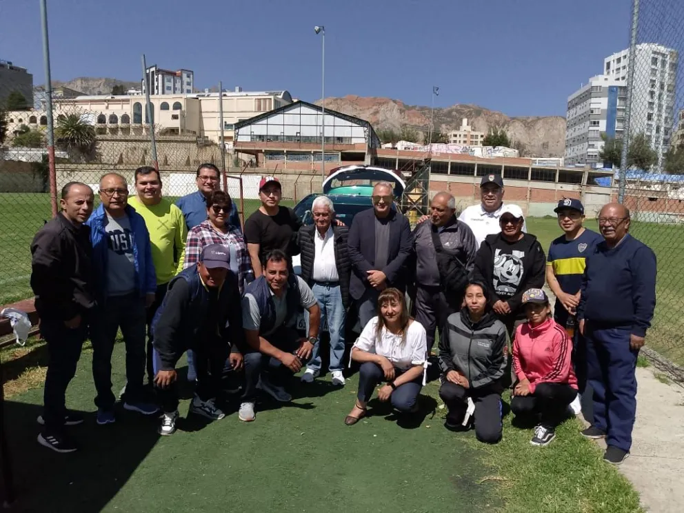 El presidente de la FBF flanqueado por dirigentes de la AFLP, detrás el auto Nissan. Foto Sports 360