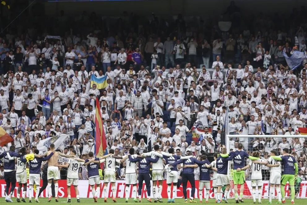La celebración de los jugadores del Madrid con sus hinchas luego de ganarle al Cádiz. Foto: EFE