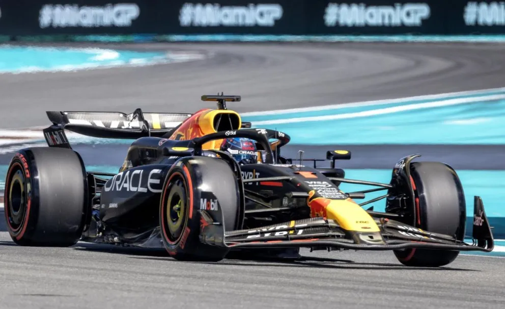 El bólido de Max Verstappen corre por el circuito urbano de Miami. Foto: EFE