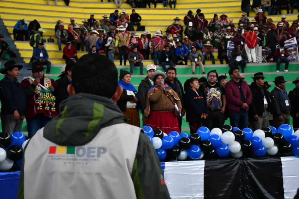 Militantes del MAS, afines al presidente Luis Arce, están reunidos en el Coliseo Héroes de Octubre de la urbe alteña. Foto: APG