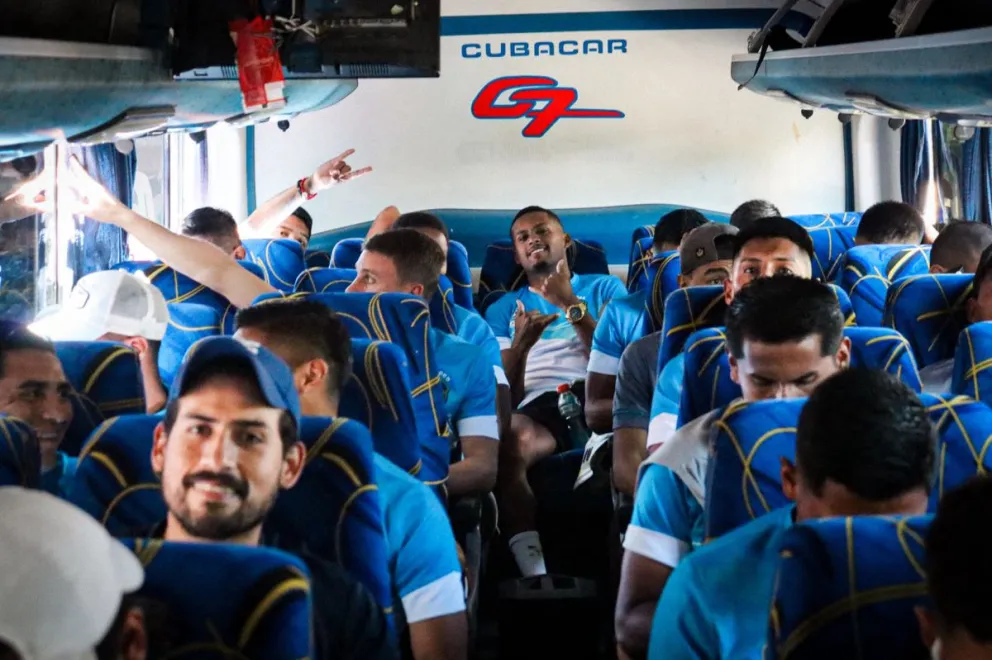 Los jugadores en el bus que los trasladó a Villa Tunari, la semana pasada. Foto CD San Antonio