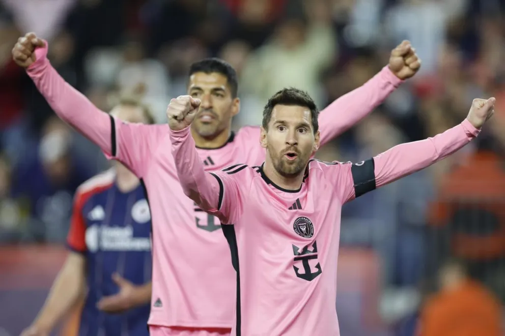 Messi y Suárez celebran uno de los goles de esta noche. Foto EFE