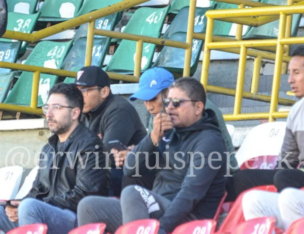 Oscar Villegas, DT de menores de Always Ready, da instrucciones al asistente de ABB. Foto: Twitter Erwin Quispe.