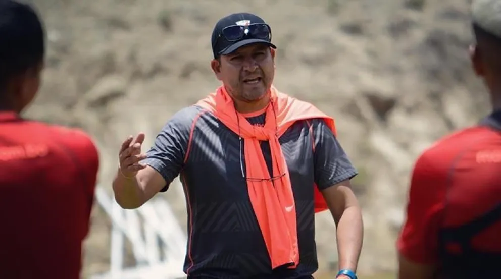 Oscar Villegas en plena faena como entrenador de las menores de Always. Foto Always Ready