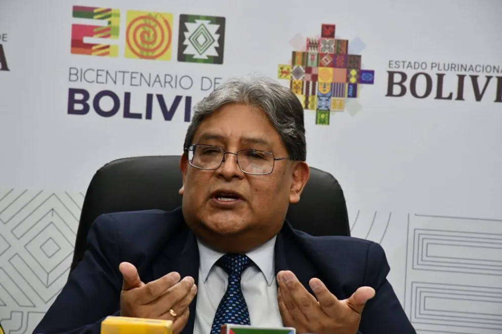 El presidente del Banco Central de Boliva, Edwin Rojas, ante los medios de comunicación. Foto: APG