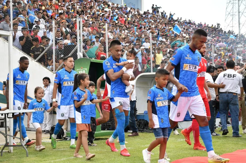 El ingreso de los jugadores en el estadio Carlos Villegas de Entre Ríos. Foto APG