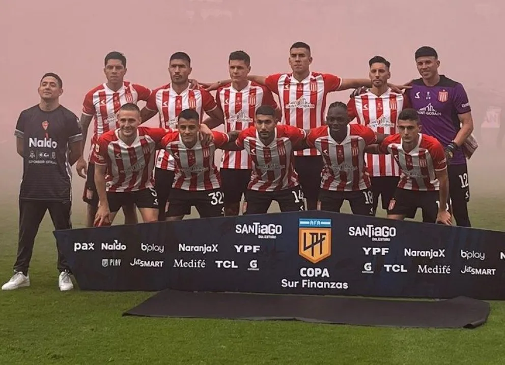 El equipo de Estudiantes que empezó jugando la final con Vélez. Foto: AFA