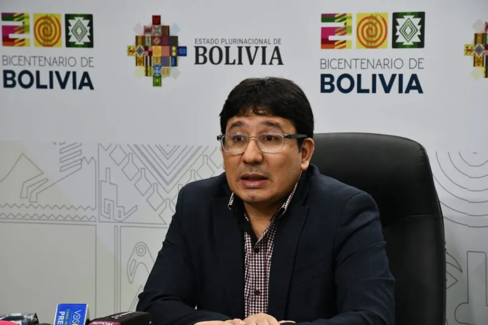 El ministro de Hidrocarburos, Franklin Molina, en contacto con periodistas. Foto: APG