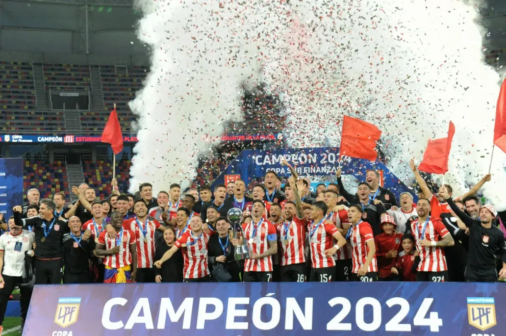 Jugadores de Estudiantes celebran con su trofeo de campeón. Foto: Conmebol.
