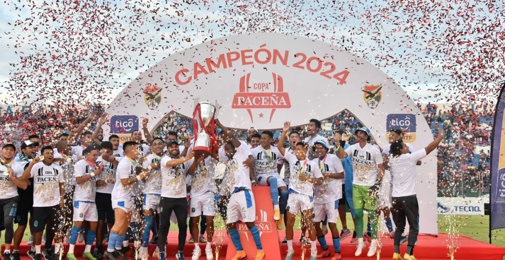 Jugadores y cuerpo técnico de San Antonio celebran la conquista del Torneo Apertura. Foto: APG