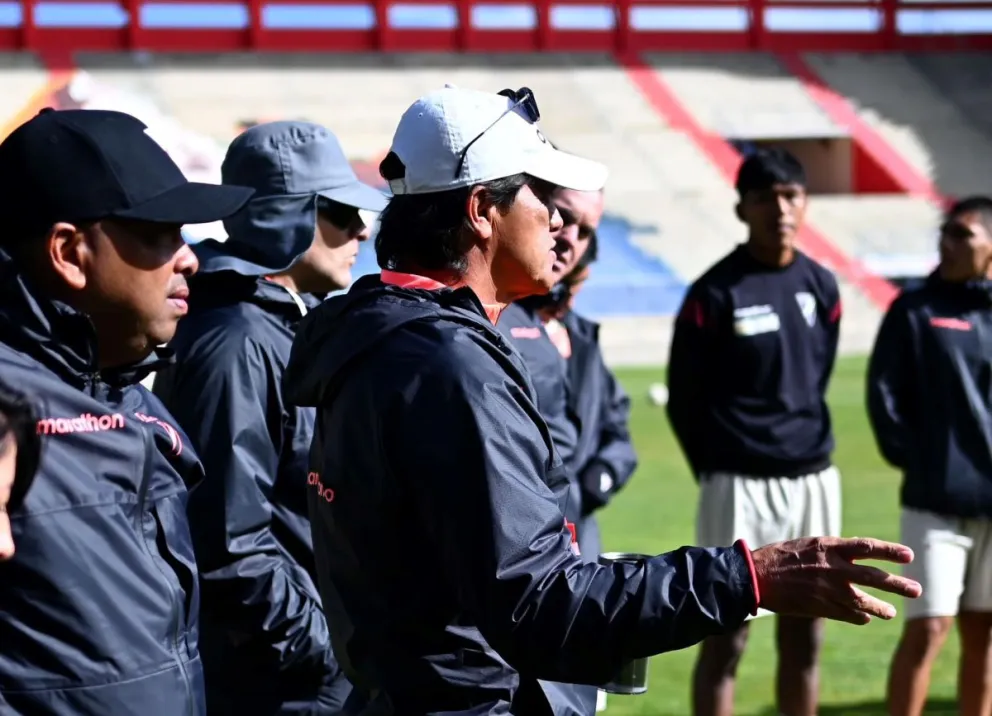 Flabio Torres da indicaciones en el trabajo dominical en Villa Ingenio. Foto Always Ready