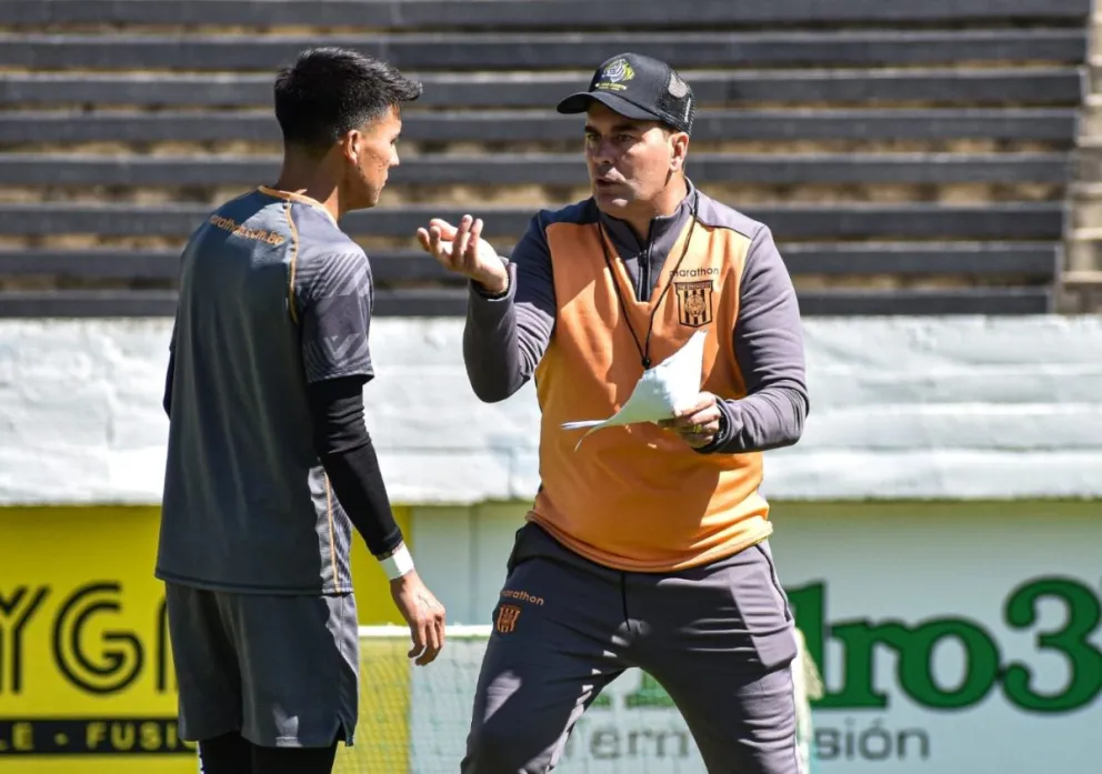 El entrenador Ismael Rescalvo da indicaciones a Gabriel Sotomayor, en Achumani. Foto The Strongest