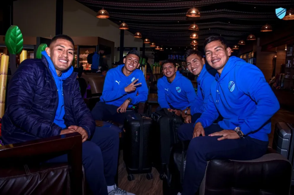 Saavedra (izq.), Ramiro Vaca, Chávez y los hermanos Sagredo previo a su viaje a Bogotá. Foto: Club Bolívar.