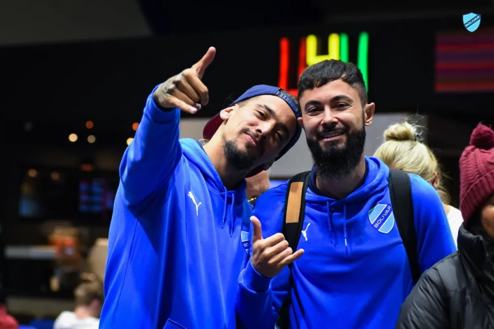 Sávio (der.) con Da Costa en el aeropuerto de El Alto. Foto: Club Bolívar.