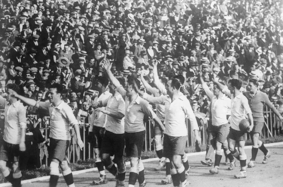 La vuelta olímpica de los uruguayos en 1924, una ceremonia que perdura hasta nuestros días. Foto: Conmebol