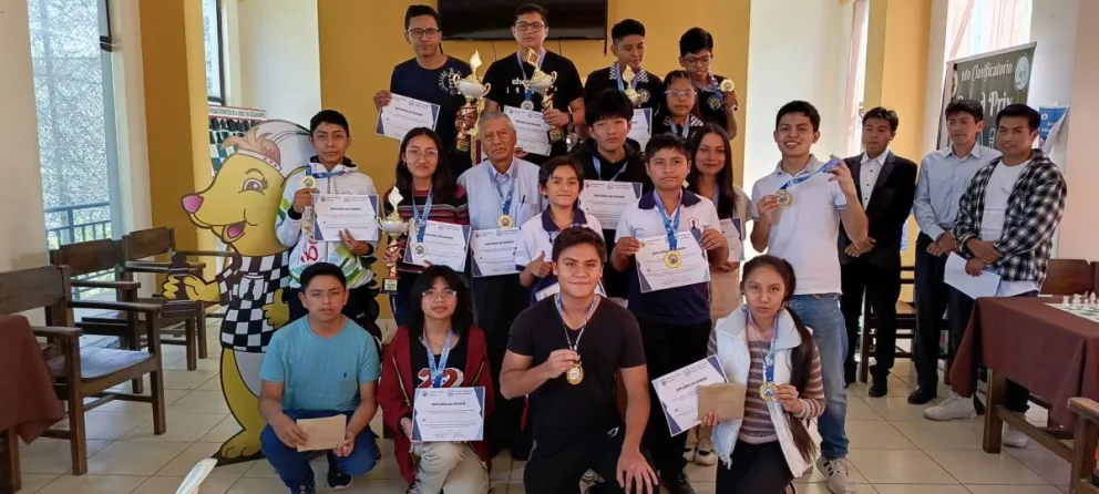 Ajedrecistas durante el acto de premiación. Ajedrez Cochabamba ADAC.