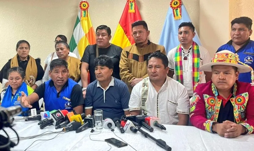 Evo Morales junto al Pacto de Unidad