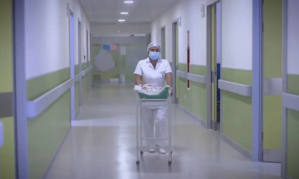 Una enfermera en un centro de salud de Santa Cruz. Foto: Captura de video