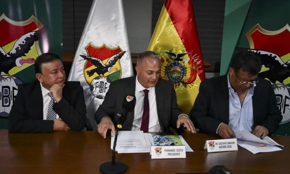 Costa, al medio, junto a su secretario general, Gastón Uribe, y su abogado Gustavo Camacho. Foto: APG