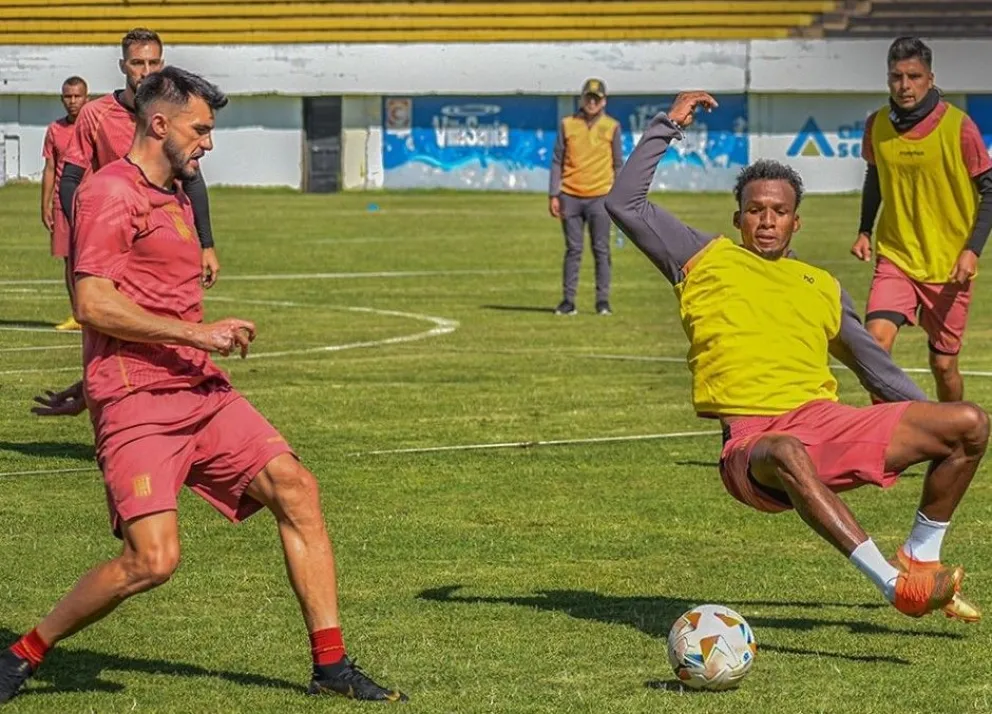 Triverio (izq.) y Darío Aimar participan de la sesión de fútbol del domingo. Foto: club The Strongest