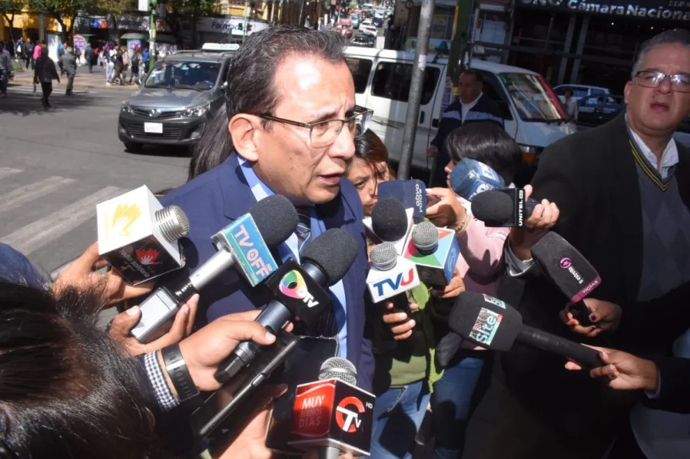El presidente de la CNI, Pablo Camacho, responde a los periodistas. Foto. APG