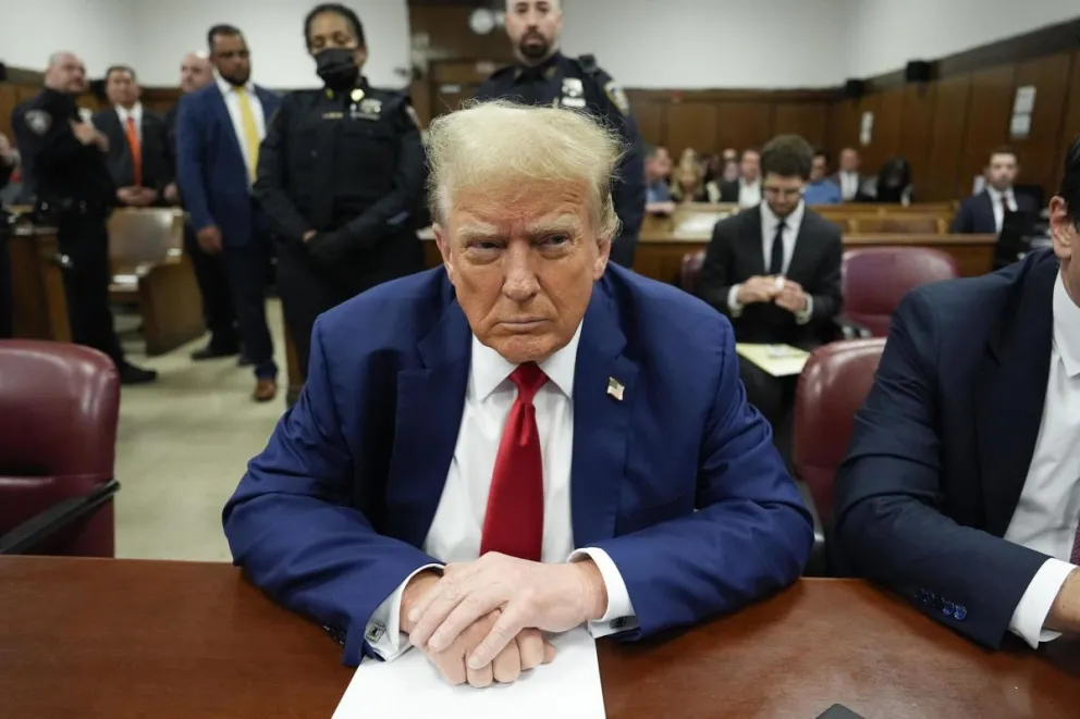 El candidato presidencial republicano y expresidente estadounidense Donald Trump en su juicio en el tribunal estatal de Manhattan en Nueva York, Estados Unidos. Foto: EFE