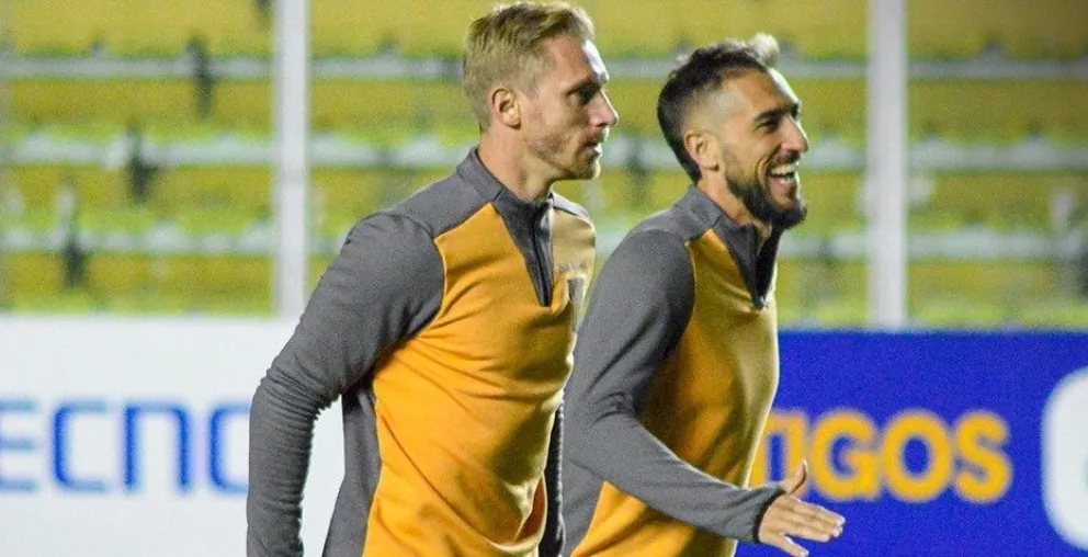 Los atigrados Maximiliano Caire y Luciano Ursino se perfilan para ser titulares el jueves. Foto: The Strongest.
