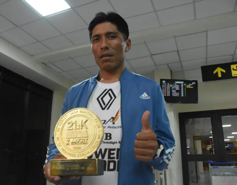 Héctor Garibay muestra el trofeo que ganó en Río de Janeiro. Foto APG