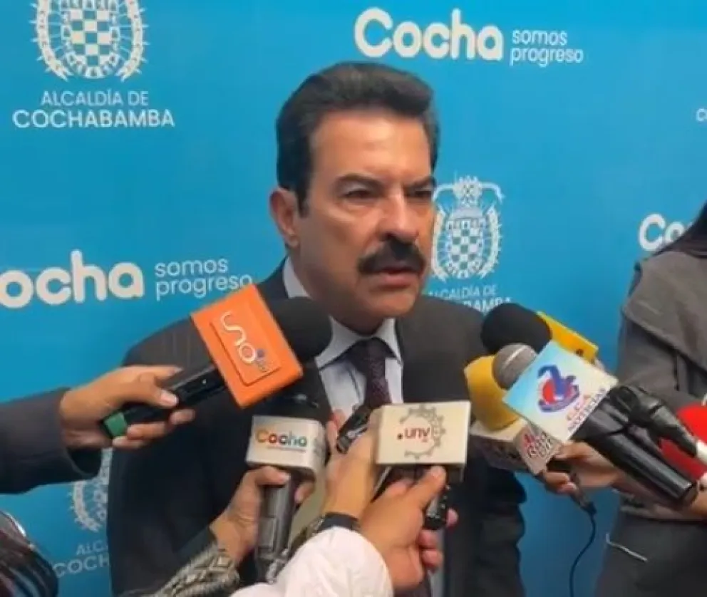 El alcalde de Cochabamba, Manfred Reyes Villa, en contacto con la prensa. Foto: Captura de video