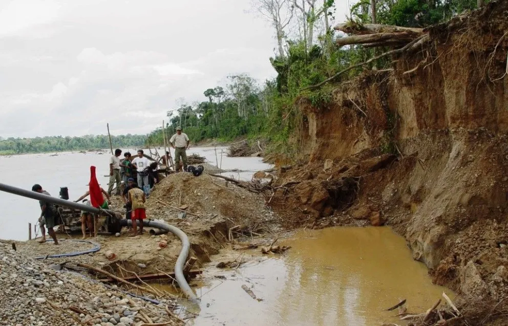 La minería en pequeña escala es parte del problema de contaminación por mercurio en las riberas de la Amazonía. Foto MMAyA