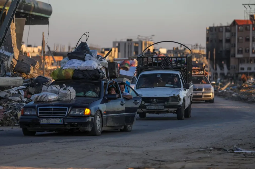Desplazados palestinos se alejan de Rafah tras el llamamiento israelí a que dejen sus hogares. Foto: EFE