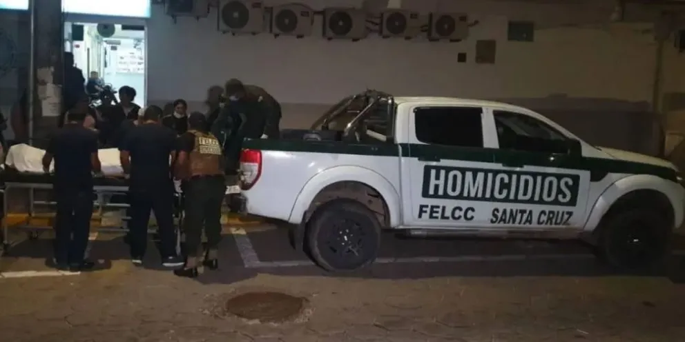 Momento en el que trasladan el cuerpo del militar a la morgue de Santa Cruz. Foto: Abya Yala Tv