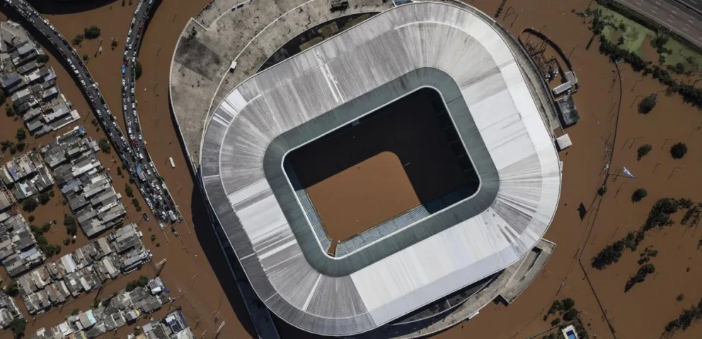La imagen tomada por un dron muestra al estadio Arena do Gremio inundado. Foto EFE.