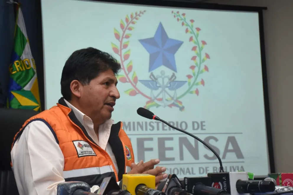 El viceministro de Defensa Civil, Juan Carlos Calvimontes, brinda conferencia de prensa. Foto: APG