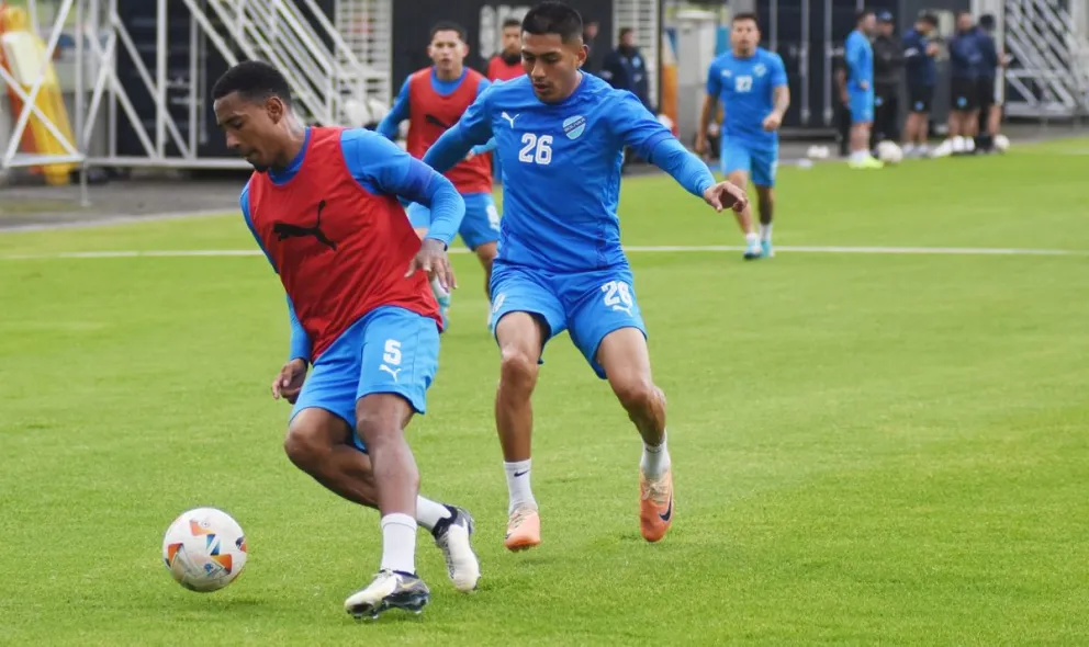 Quinteros (5) domina la pelota ante la marca de Saavedra en su práctica en Colombia. Foto: Club Bolívar.