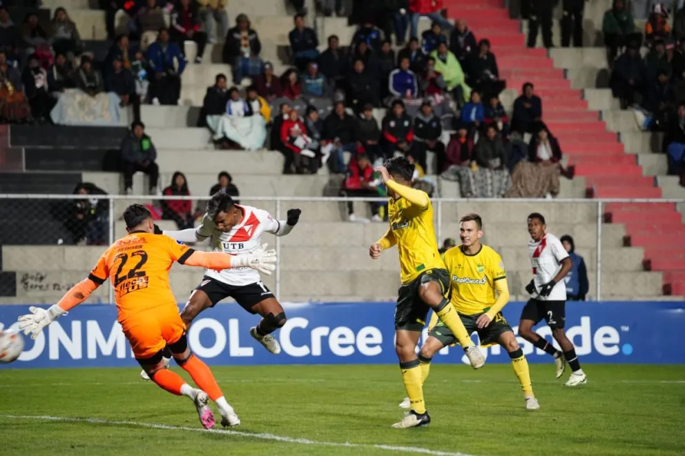 El instante preciso del primer gol del partido, Rodrigues empalma para abrir el marcador. Foto APG