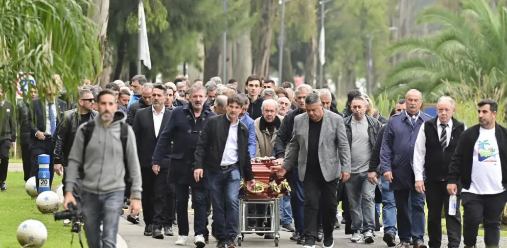 Familiares, amigos y el presidente de la AFA Claudio Tapia (centro) transportan el féretro del exseleccionador argentino César Luis Menotti. Foto: EFE.