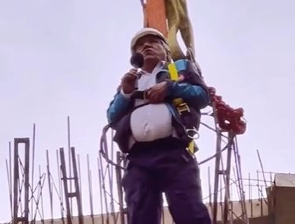 Iván Arias mientras asciende al puente. Foto: Captura de video