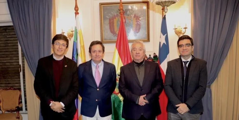 Al centro,Miguel Canala-Echeverría, de Frutas Chile y a su lado el cónsul de Bolivia en Chile, José Pinelo. Foto: Frutas Chile News