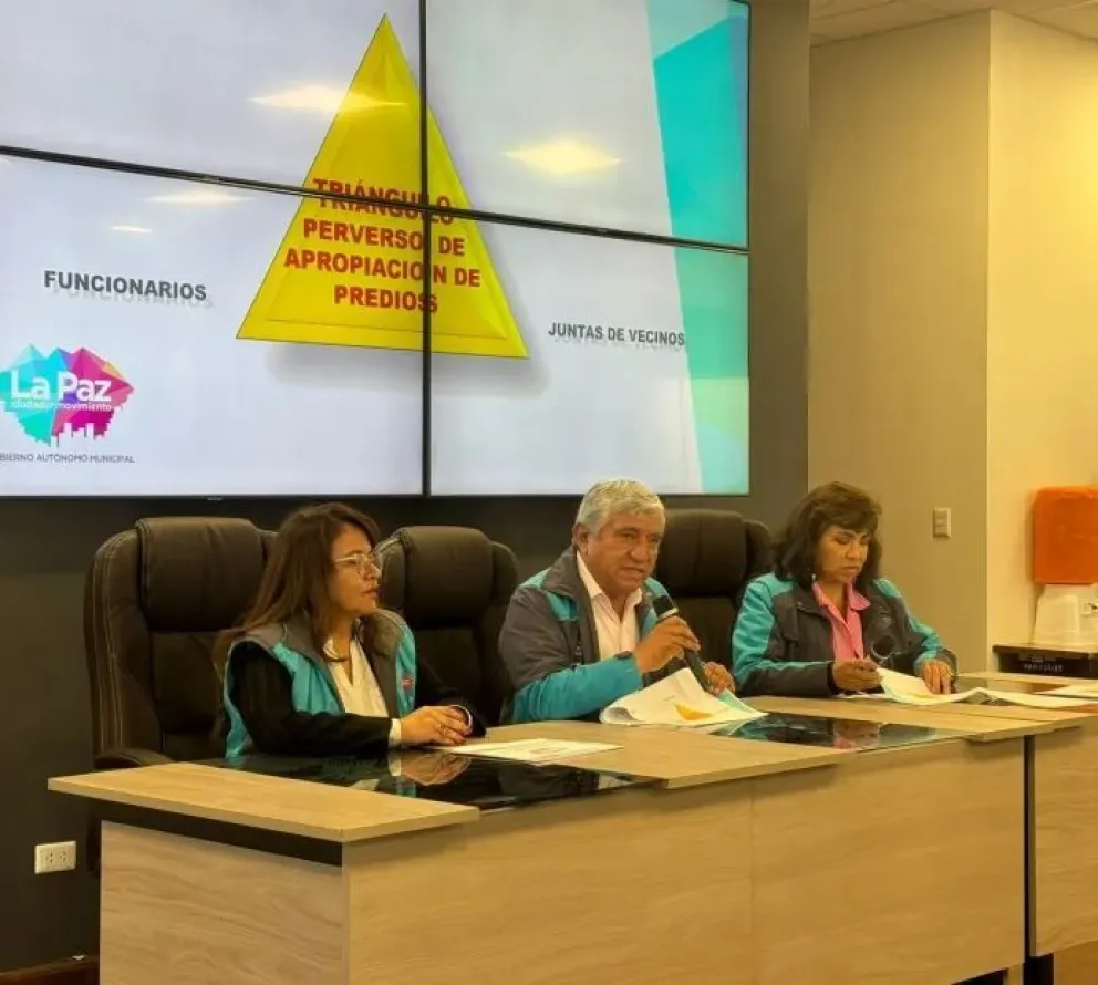 El alcalde Iván Arias con la directora Jurídica de la Alcaldía, Amparo Morales y la directora de la ATM, Noemí Lastra. Foto: AMUN